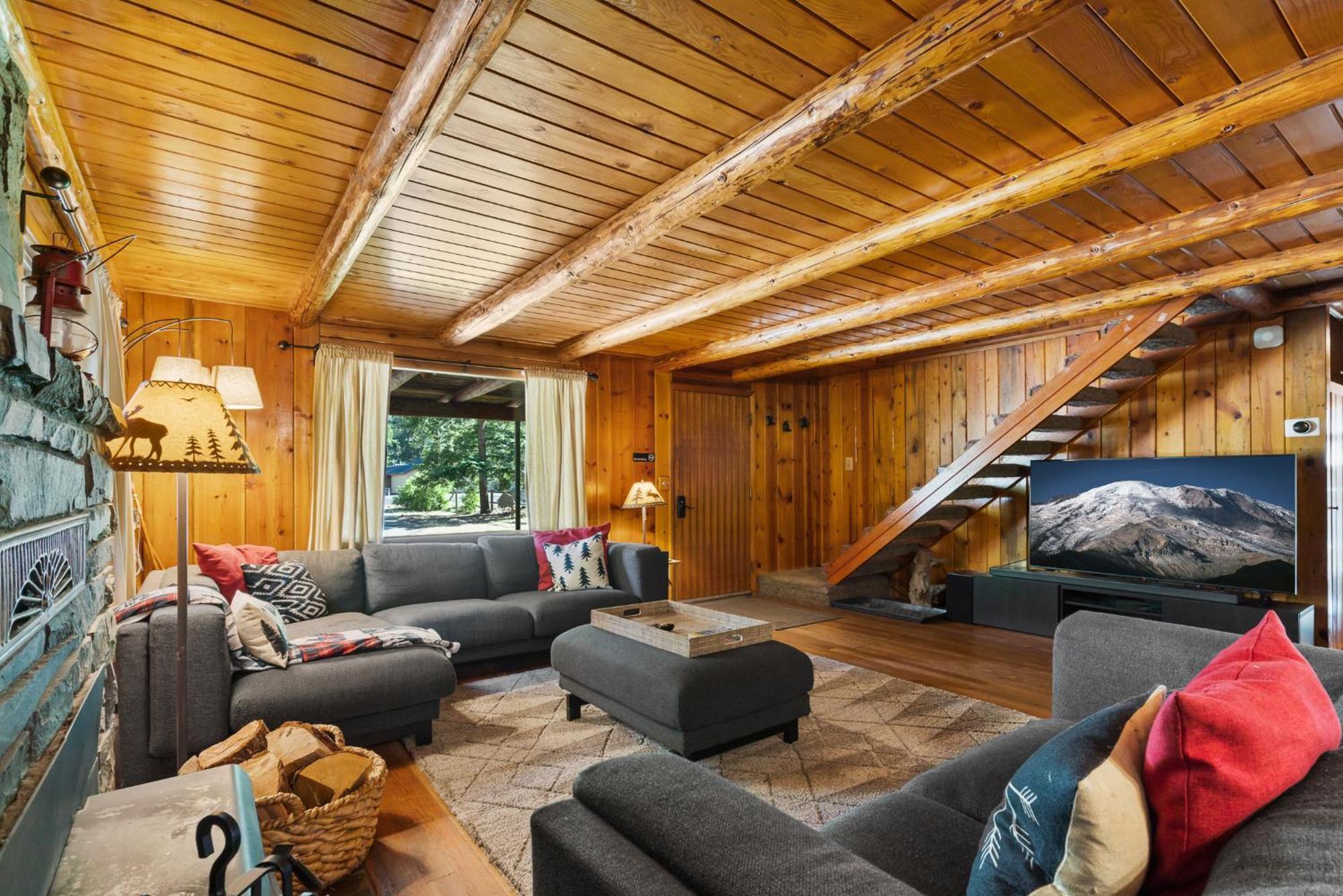 White Pass Log Luxury Retreat *